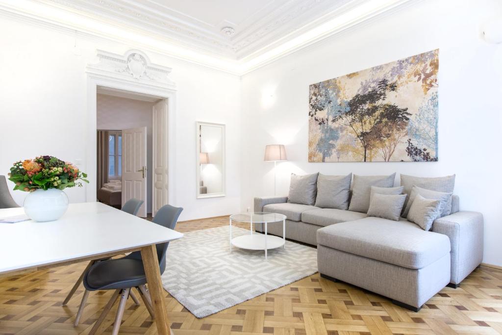 维也纳市中心极佳公寓的客厅配有沙发和桌子
