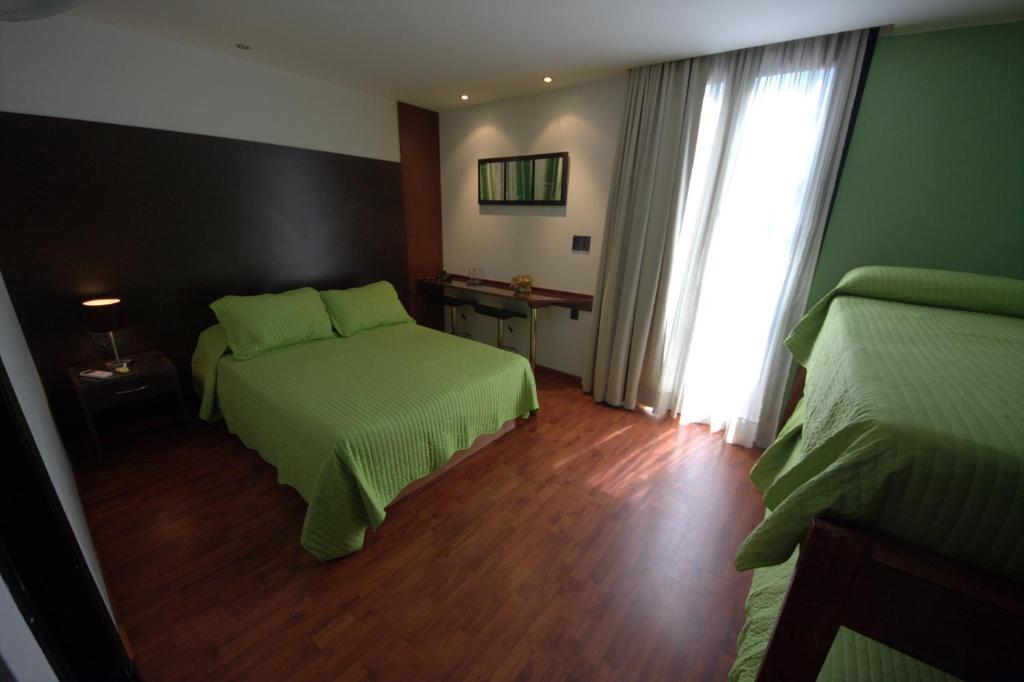 蒙得维的亚苏尔酒店的酒店客房设有两张床和窗户。
