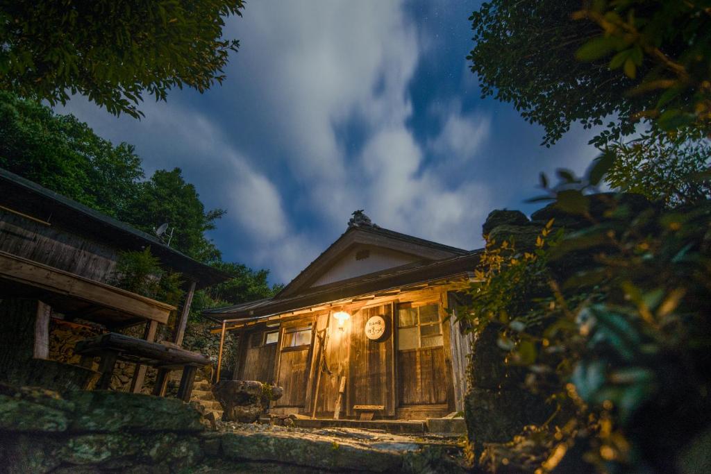Otoyocho米奇素纪山居度假屋的前面有灯的小房子