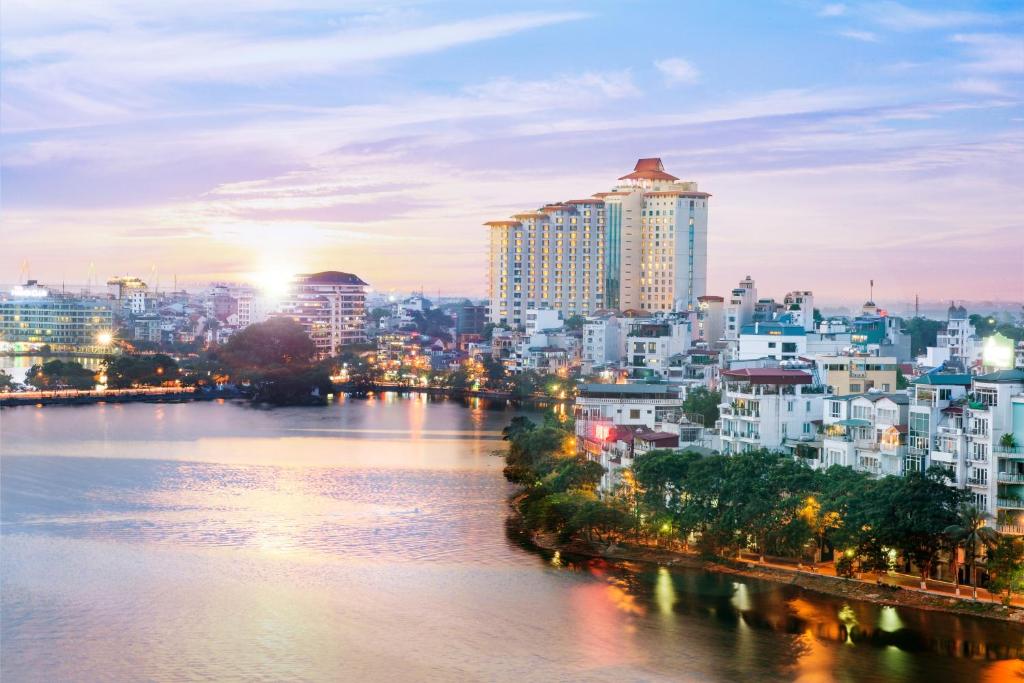 河内河内泛太平洋酒店的享有河流和建筑的城市美景