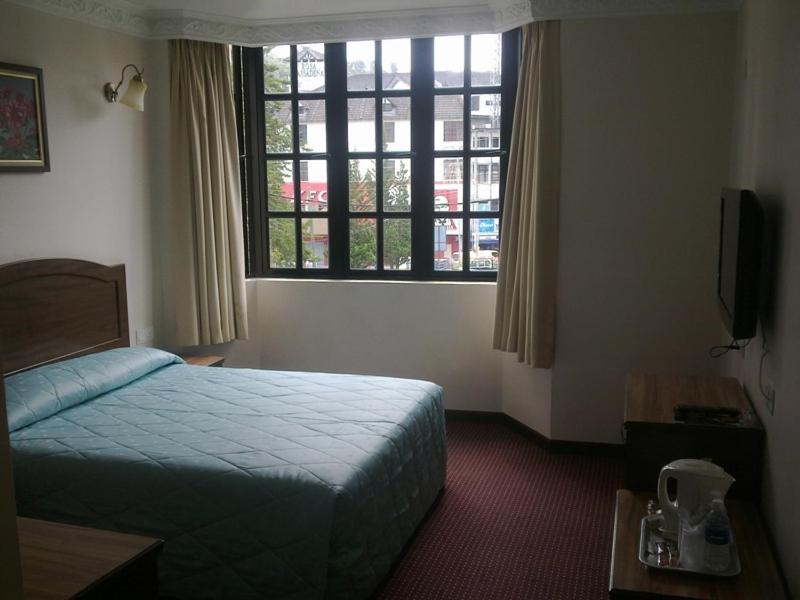 金马仑高原混音酒店的酒店客房设有床和窗户。