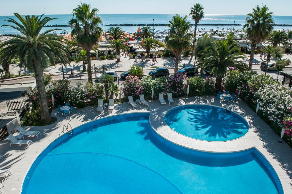 圣贝内代托-德尔特龙托国际酒店的享有游泳池和海滩的上方景色
