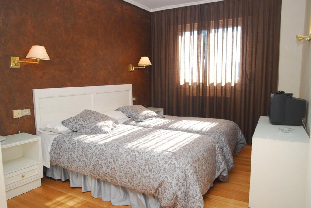 伊瓜莱纳酒店客房内的一张或多张床位