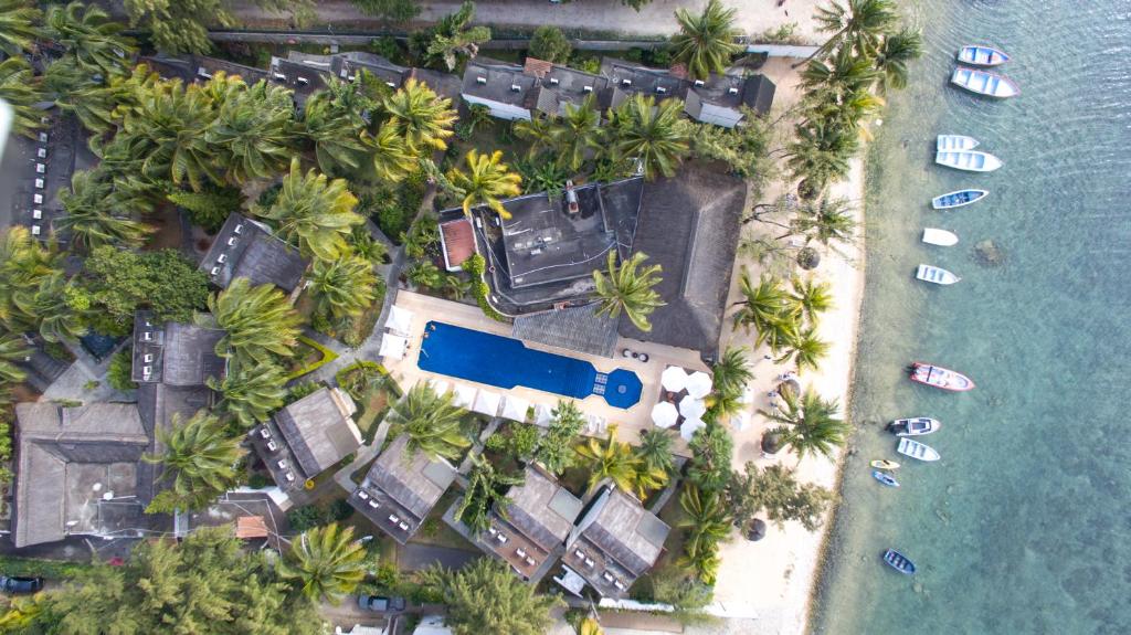 路易港毛里求斯可可提尔酒店的享有度假村的空中景致,设有游泳池和棕榈树