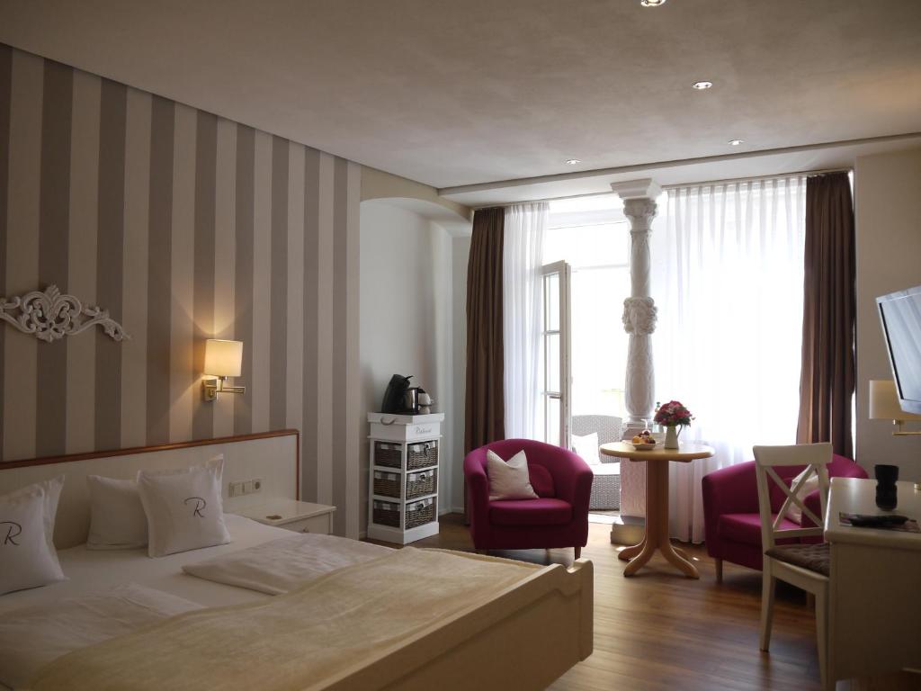 林道瑞兹图本餐厅&酒店的配有一张床和一把椅子的酒店客房