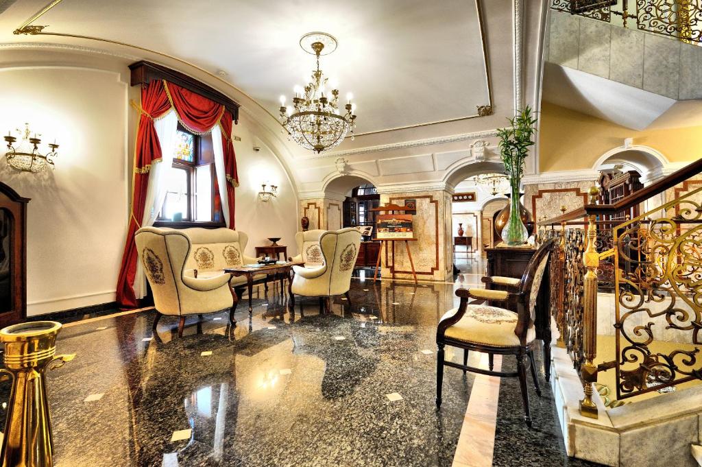 诺维萨德丰泽利奥波德一世酒店的一间带桌椅和吊灯的用餐室