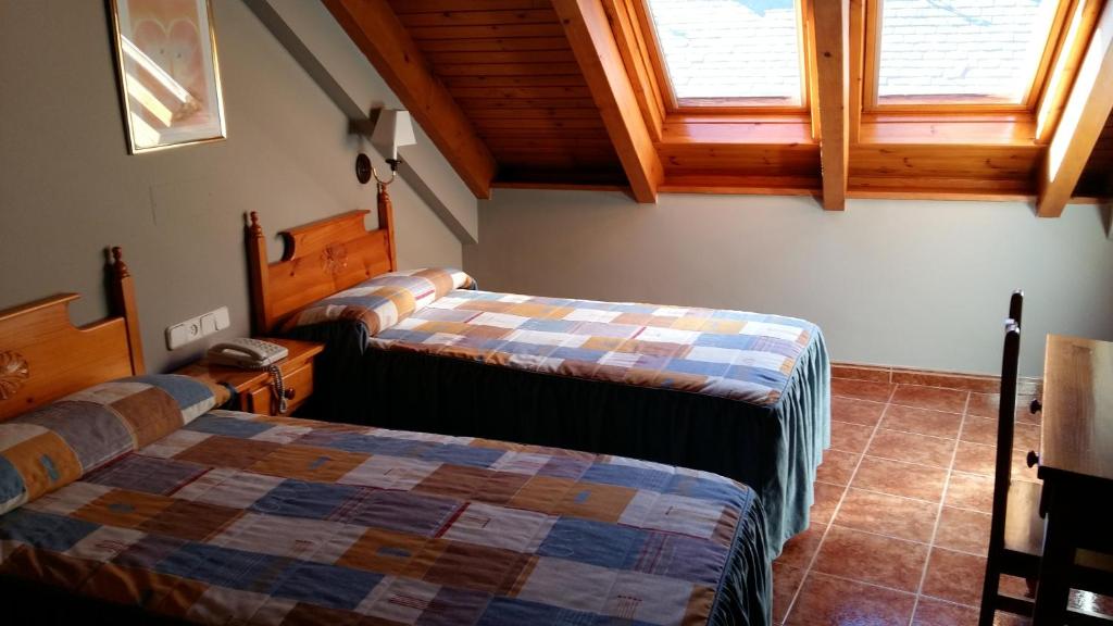 维耶拉奥尔拉酒店的一间卧室设有两张床和窗户。
