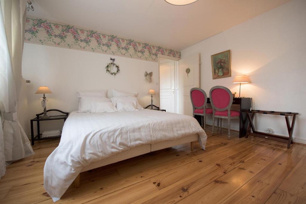 马尔康巴勒尔La Rosière de Marcq的卧室配有一张白色大床和两把椅子