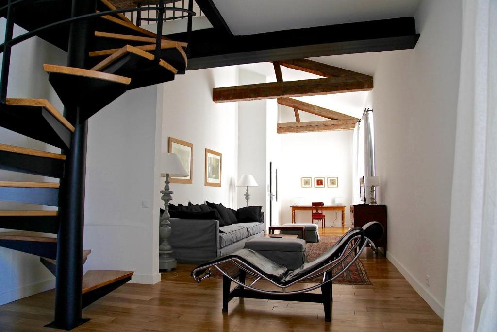 马赛马赛勒古旺公寓 的客厅配有沙发和椅子