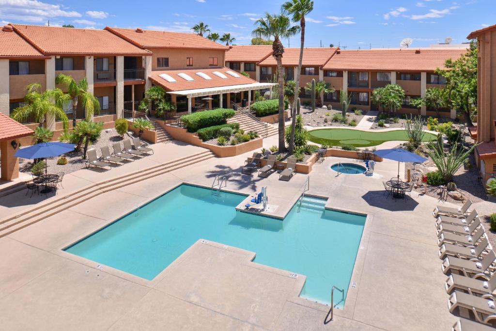 土桑3 Palms Tucson North Foothills的享有酒店庭院的顶部景色,设有游泳池