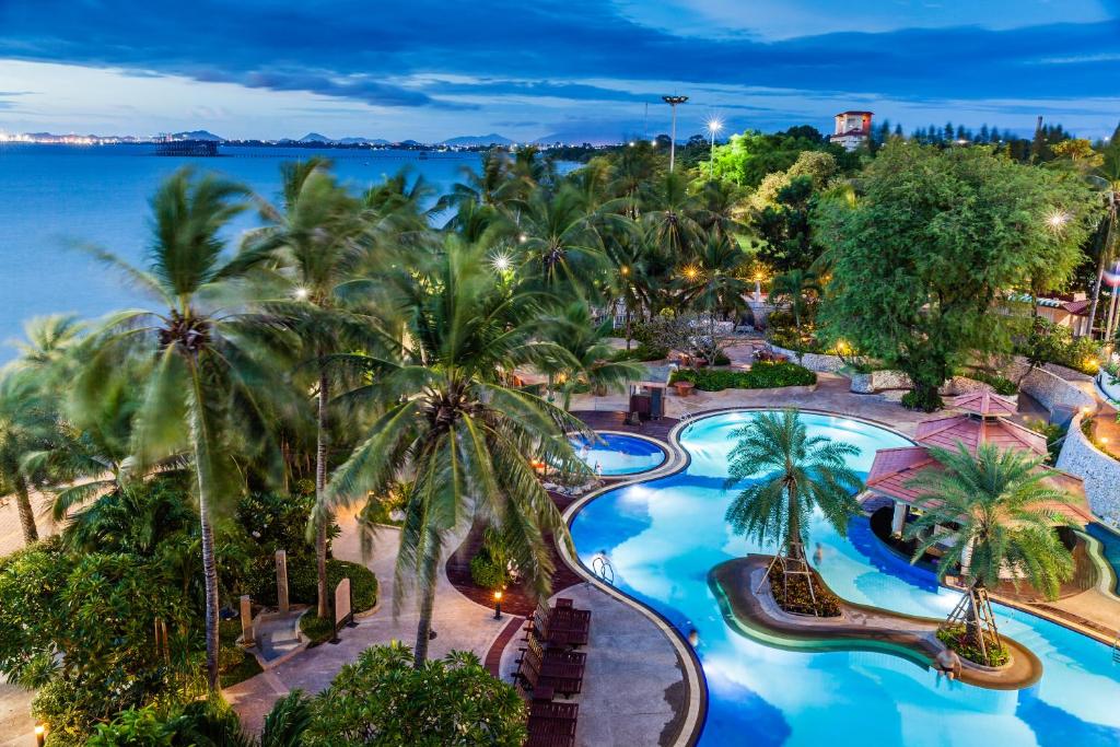纳库鲁阿Cholchan Pattaya Beach Resort - SHA Extra Plus的享有带游泳池的度假村的空中景致