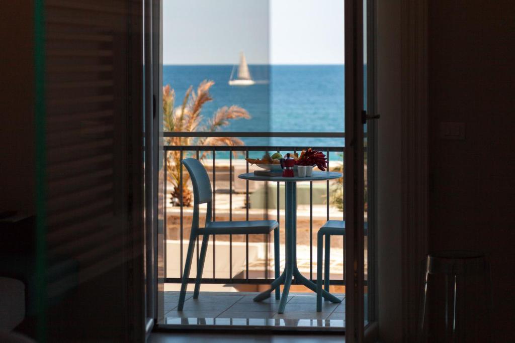 莫诺波利B&B Portorosso的海景阳台上的桌椅