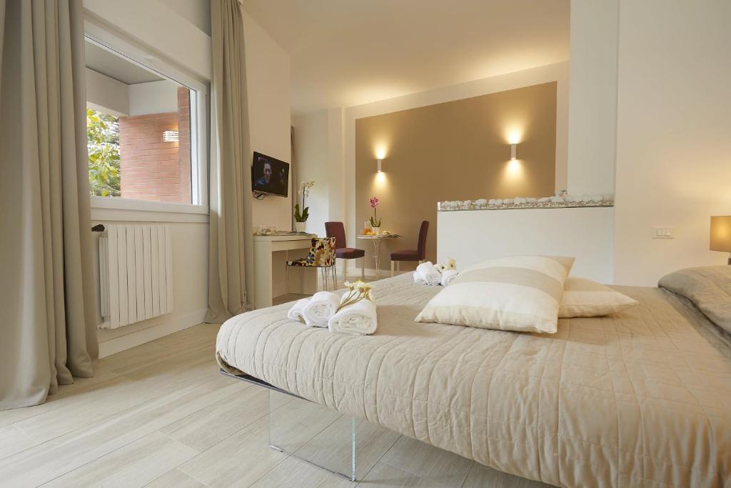蒙德罗B&B Mondello Design的卧室配有带白色枕头的大床