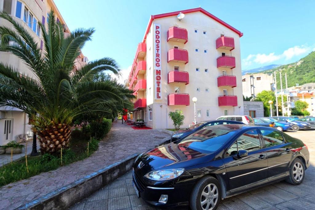 布德瓦坡多斯特罗格酒店的停在大楼前的一辆黑色汽车