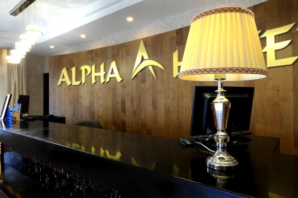 乌兰巴托蒙古阿尔法酒店的坐在餐厅酒吧的灯