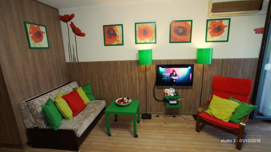 瓦尔纳City Studio Rent Varna的带沙发、桌子和电视的客厅