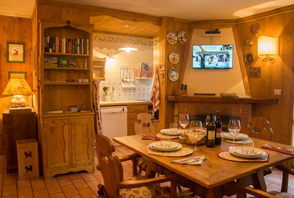 福尔加里亚Casa Camilla Holiday的厨房配有带酒杯的木桌