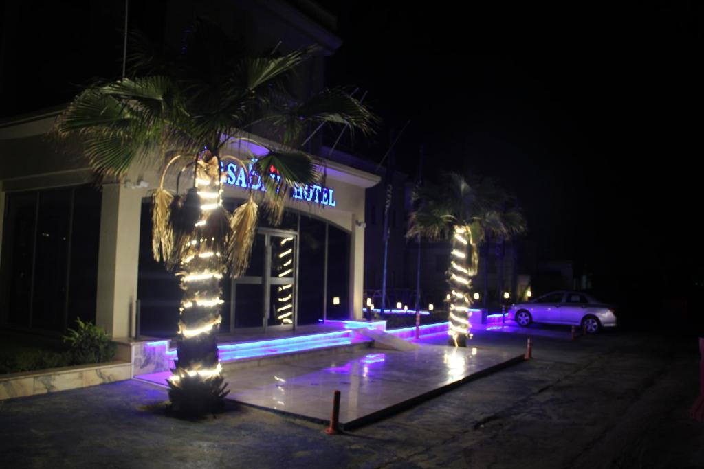 努瓦克肖特卡萨布鲁酒店的一座建筑,在晚上有灯