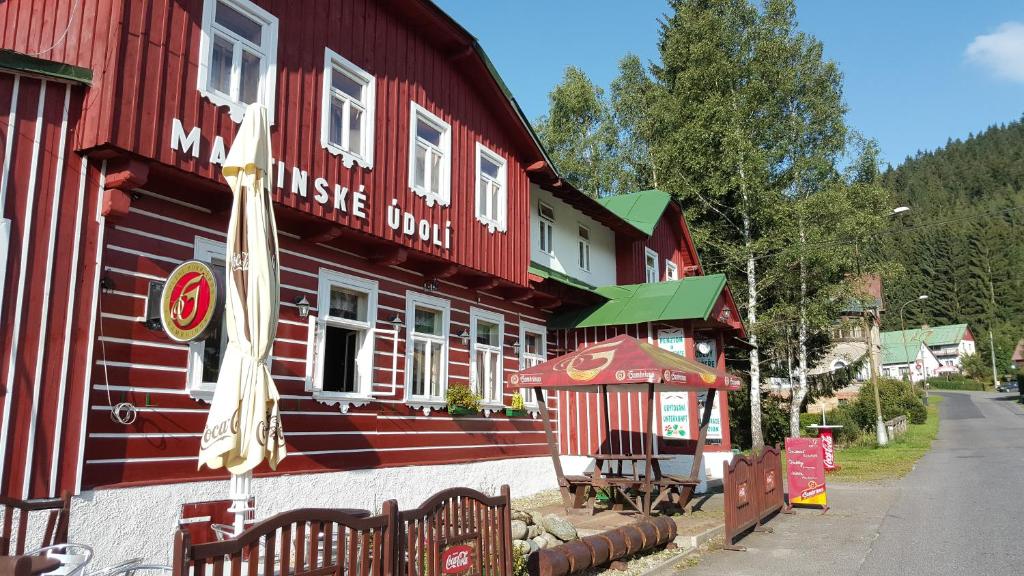科热诺夫Pension Martinské údolí的一面有标志的红色建筑