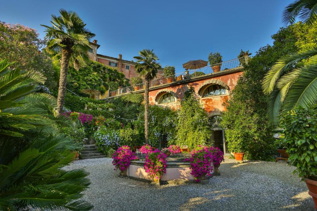 博尔格阿布贾诺塞尔莫利别墅酒店的院子中种有植物和花卉的建筑