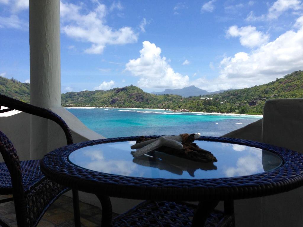 马埃岛贝拉扎尔区拉扎尔皮考特酒店的一张桌子和椅子,享有海景