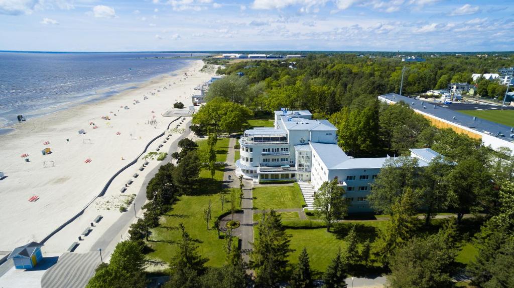 派尔努拉纳酒店的享有海滩和大楼的空中景致