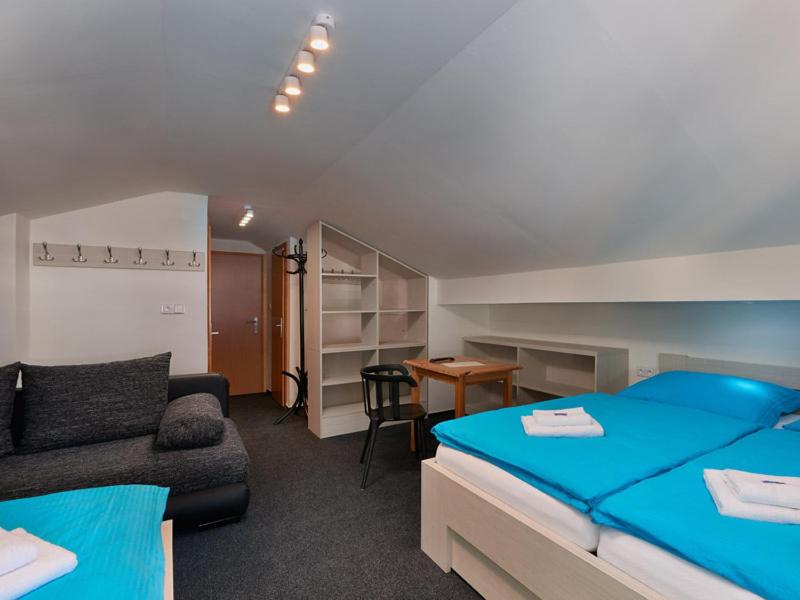 上陶恩Haus Vinzenz的一间卧室配有蓝色的床和沙发