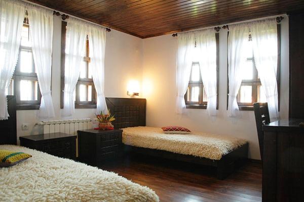 泽拉夫纳House of Bardo的一间卧室设有两张床和窗户,铺有木地板