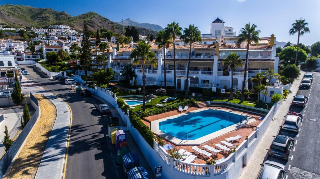 内尔哈卡皮斯托诺玫瑰公寓酒店的享有带游泳池的度假村的空中景致
