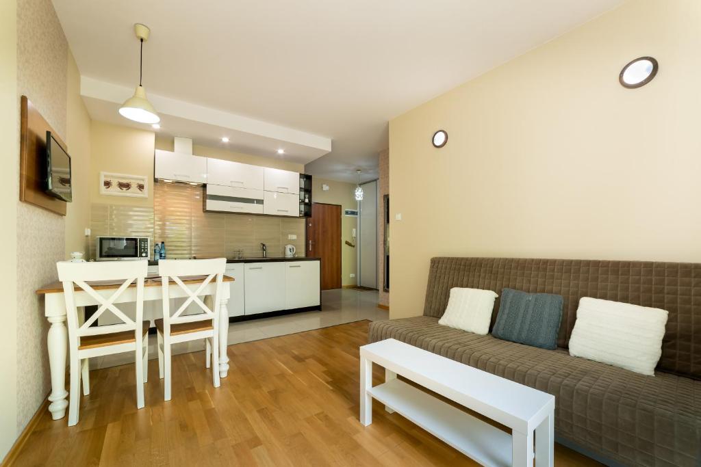 加茨比亚格拉Apartament Rozgwiazda的带沙发和桌子的客厅以及厨房。