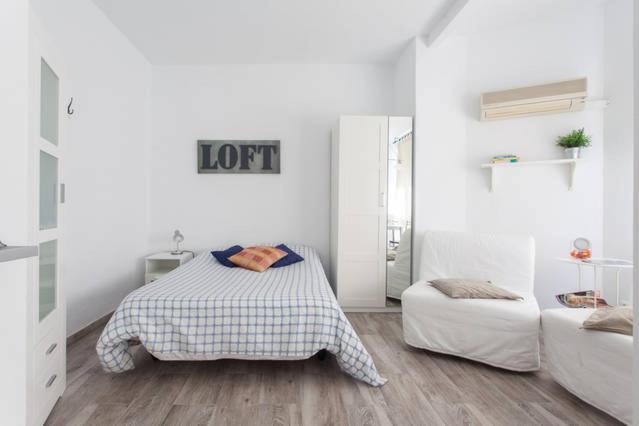 阿利坎特Estudio Rambla的白色的客房配有床和沙发