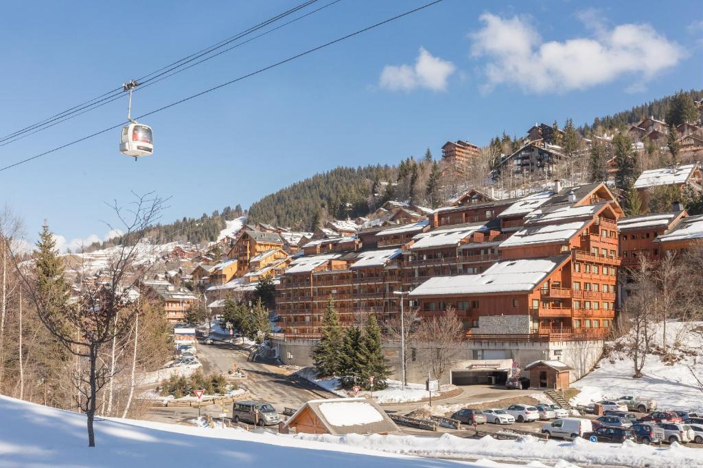 美贝尔Residence Les Ravines - maeva Home的雪 ⁇ 山的滑雪小屋,设有滑雪缆车
