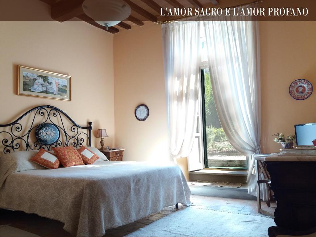 古比奥Vescovado 7的一间卧室设有一张床和一个大窗户