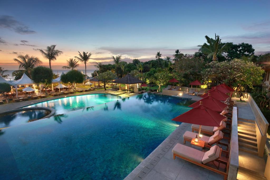 勒吉安巴厘尼克莎玛海滩精品度假酒店的享有带遮阳伞的游泳池的顶部景致