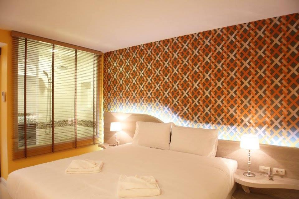 芭堤雅市中心Trebel Pattaya的卧室设有一张白色大床和一扇窗户。