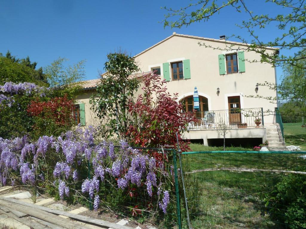 瓦劳里埃Le Val Léron的前面有紫色花的房屋