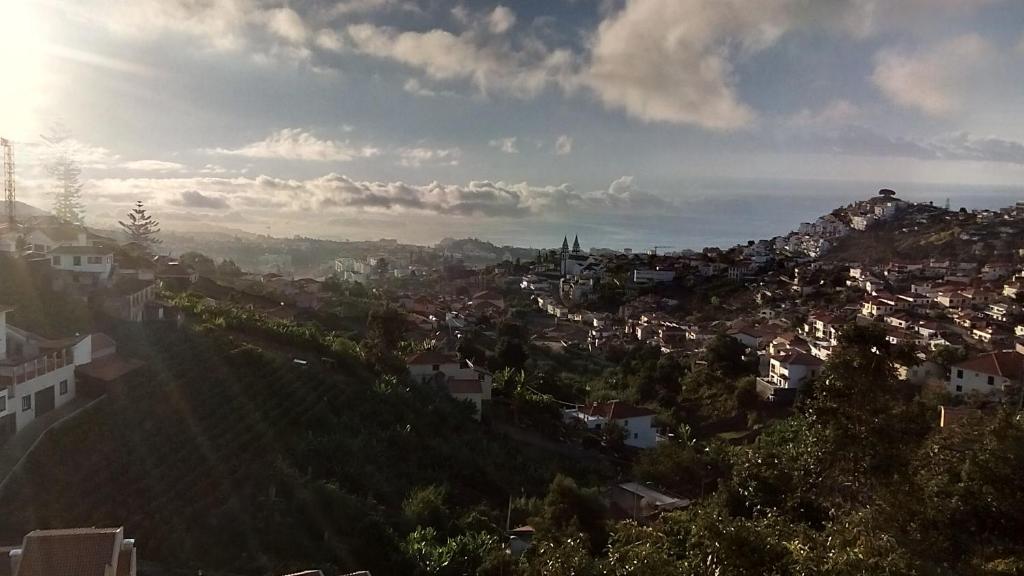 丰沙尔Vista Funchal的天空中阳光灿烂的城市景观