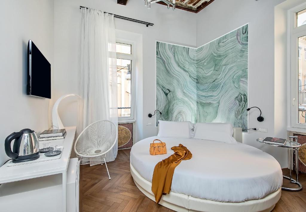 罗马Boutique Centrale Palace Hotel的白色的卧室设有白色的床和绿色白色的墙壁