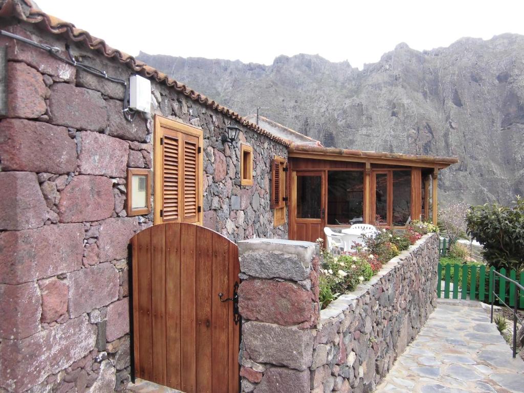 马斯卡Masca - Casa Rural Morrocatana - Tenerife的石屋,木门和石墙