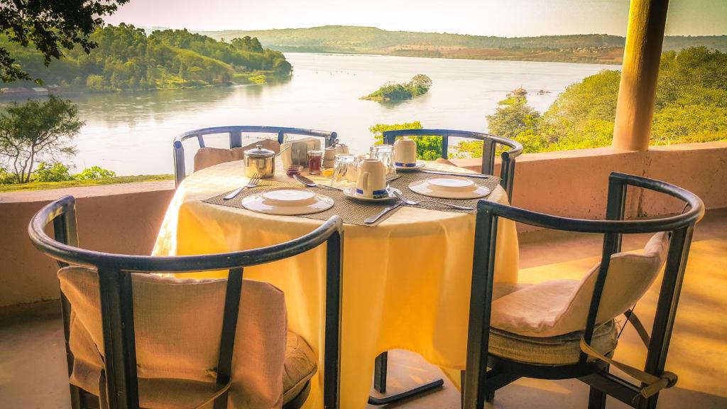 金贾生活水域度假酒店的一张桌子和椅子,享有河景