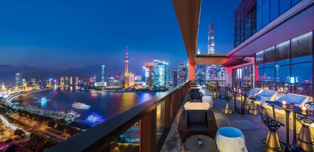 上海上海万达瑞华酒店的阳台享有夜间城市天际线的景致。