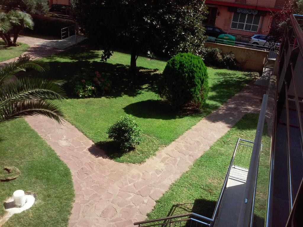 布拉内斯Apartamentos Montserrat的享有草地和树木庭院的空中景致