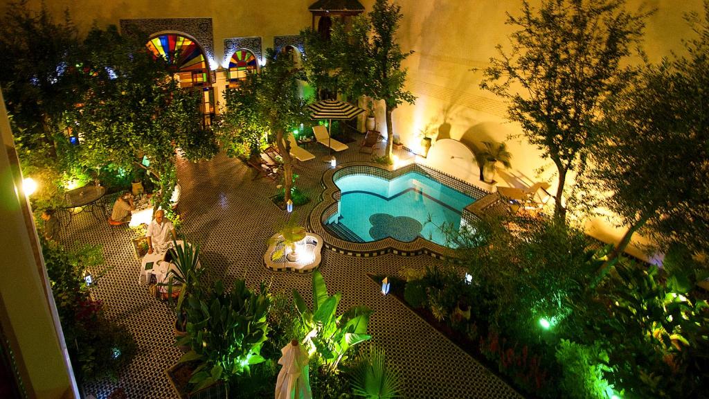 非斯利亚德萨拉马住宿加早餐旅馆的夜晚在花园中享有游泳池的顶部景色