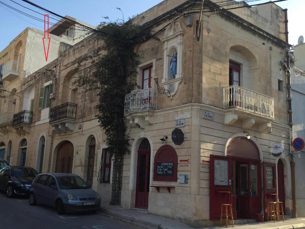 圣保罗湾城The 1930's Maltese Residence的前面有停车位的建筑
