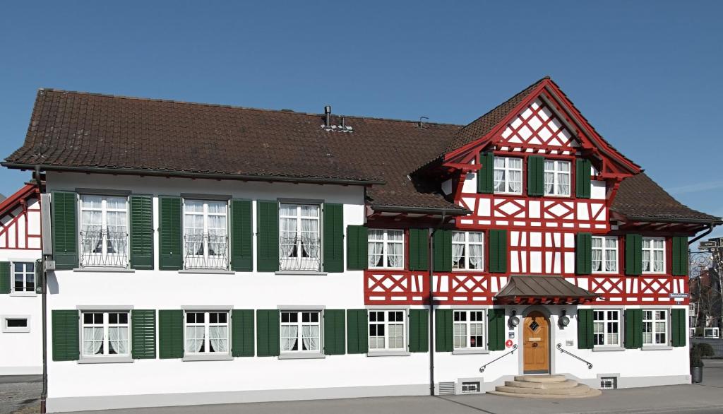 韦因费尔登火车站酒店的一座红色和绿色装饰的建筑