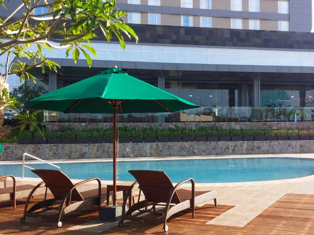 马卡萨加玛拉酒店内部或周边的泳池
