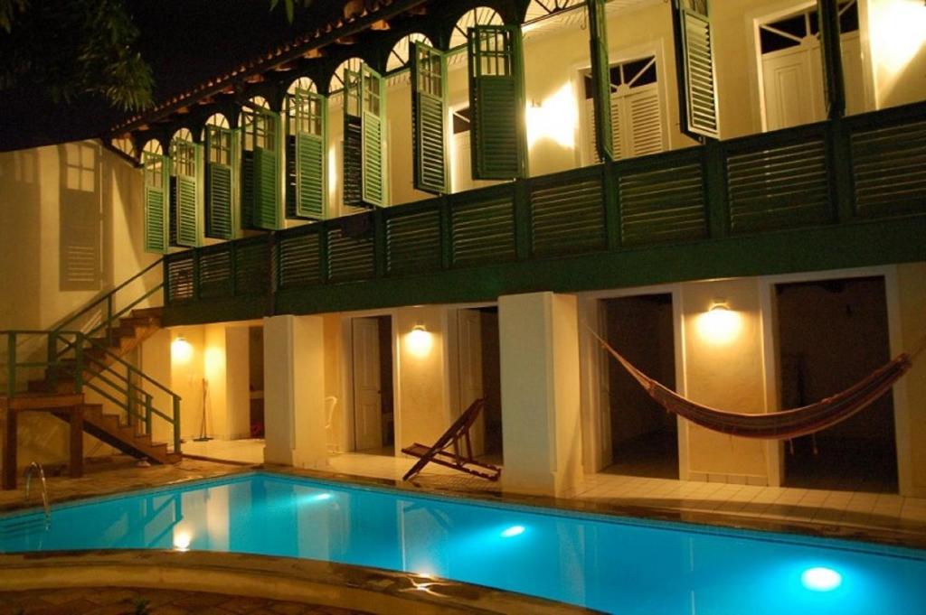 圣路易斯Casa Frankie的一座游泳池,在晚上在建筑物前