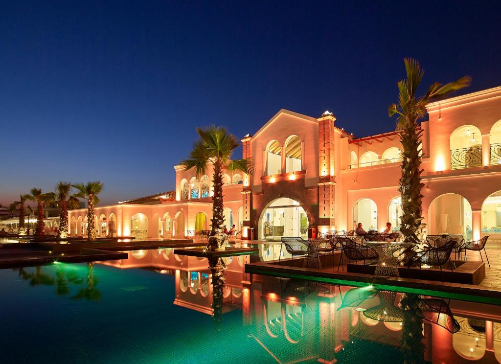 耶奥伊乌波利斯安妮莫斯超豪华度假酒店 的一座大型建筑,晚上设有游泳池