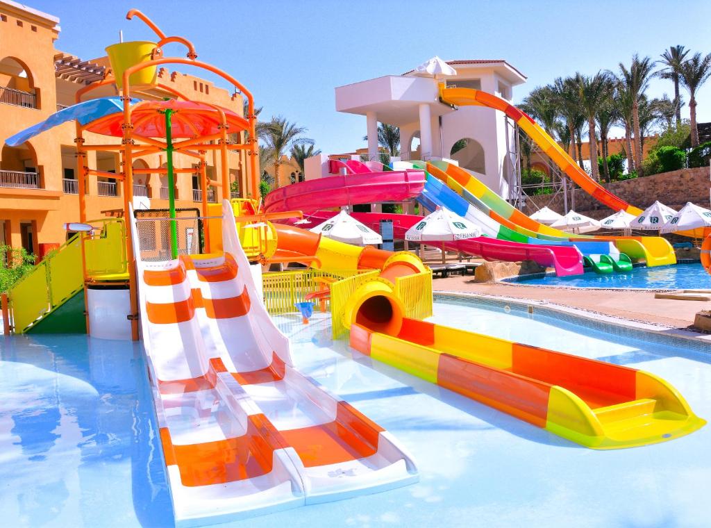 沙姆沙伊赫Rehana Royal Beach Resort - Aquapark & Spa - Family & Couples Only的一个带水上滑梯的水上公园的游泳池