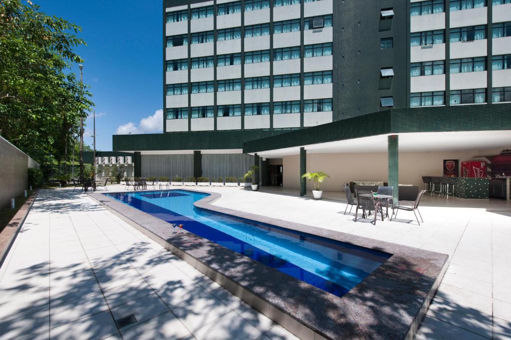马瑙斯马瑙斯康福德酒店的大楼前的游泳池
